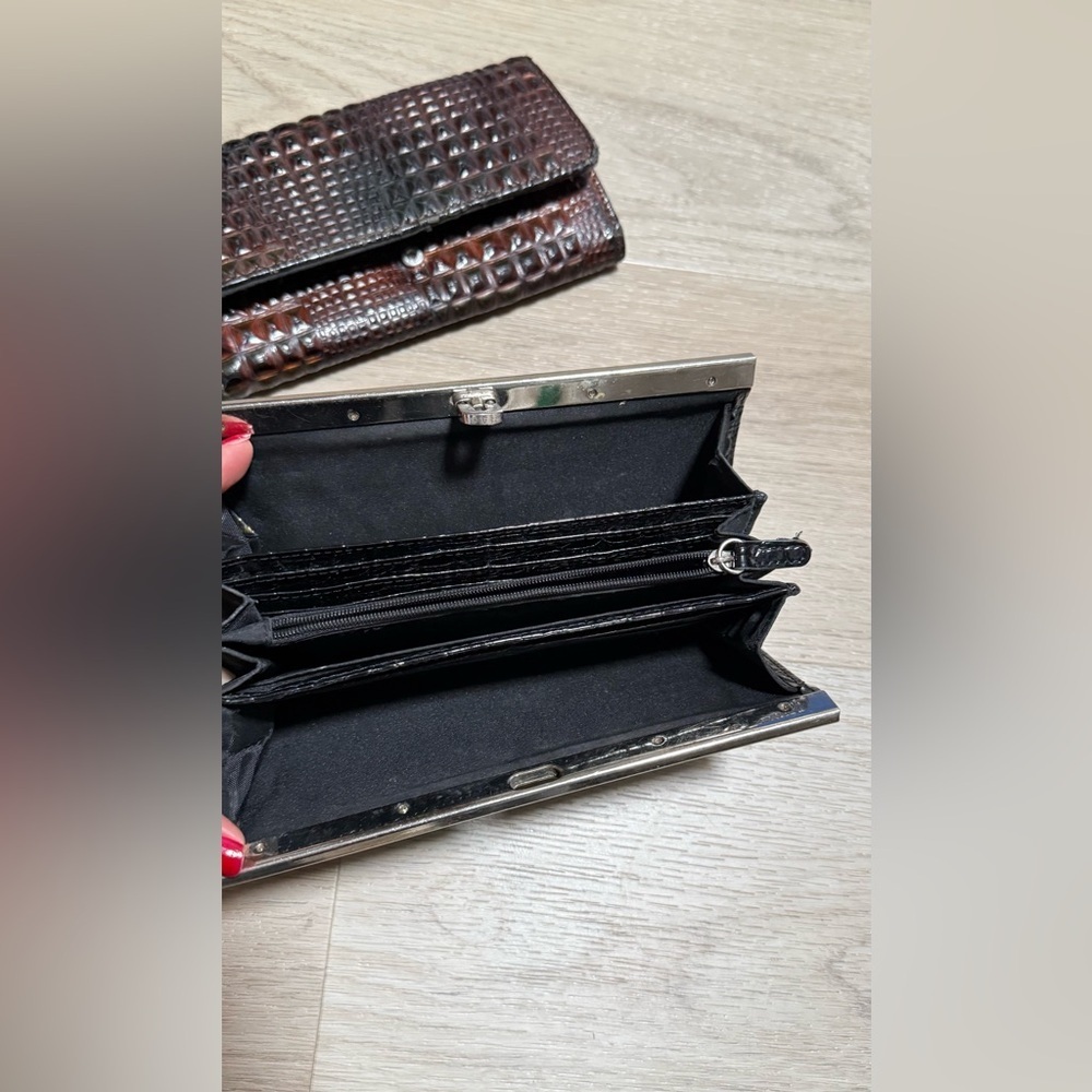 Classic Croc-Embossed Leather Wallet - Black - Picture 3 of 3